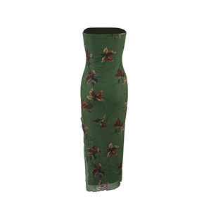 Détail de la robe en maille à imprimé floral vert avec bords volantés et coupe ajustée