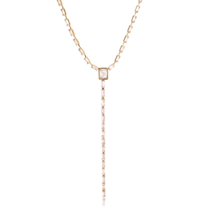 Détail du collier en Y en acier doré 18K avec des pierres de zircon carrées claires