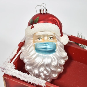 Addobbo di Babbo Natale con mascherina blu su vassoio di legno rosso per Natale