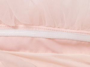 Detailansicht des rosa Tüllkleids mit innerem Silikon-Rutschschutz und feinem Tüllgewebe