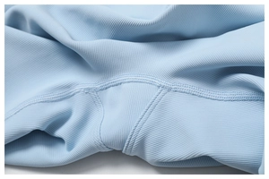 Vue macro du pantalon de yoga côtelé bleu clair montrant les coutures plates renforcées