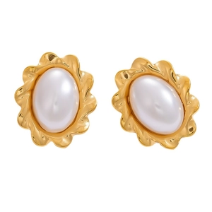 Golden flower petal earrings with oval pearls in 18K gold plated stainless steel