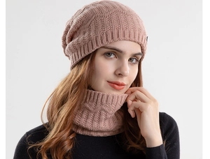 Detaillierte Strickstruktur von Beanie und passendem Schal Set in Altrosa für Damen