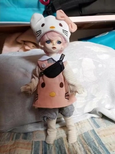 Détail d'un mini sac banane noir sur une poupée BJD vêtue d'une tenue Hello Kitty