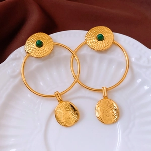 Macro de boucles d'oreilles vintage en or avec malachite verte et anneaux texturés