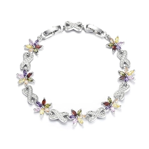 Dettaglio del bracciale floreale in zircone multicolore con finitura argento S925