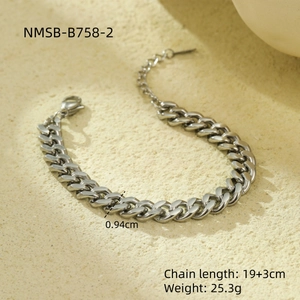 Detail view of 9.4mm silver chunky Cuban link bracelet with 19+3cm length and weight specs