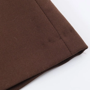 Detail der tiefbraunen Rockhose mit hochwertiger Köperwebung und präzisen Nähten