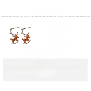 Dettaglio orecchini a forma di cavallo a dondolo in resina con dimensioni 3,2x2cm e peso 8,7g