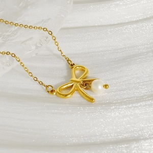 Collier Pendentif Nœud Papillon Acier Inoxydable Plaqué Or 18K Avec Künstliche Perle Blanche Bijoux Chic Minimaliste Élégant Femme