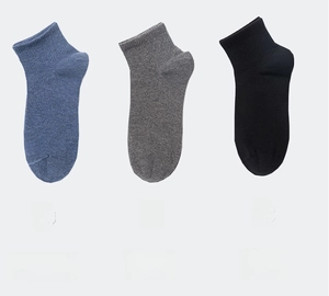 Detaillierte Flachbildansicht von antibakteriellen Baumwollsocken in Blau, Grau und Schwarz