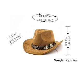 Détail du chapeau en daim marron avec ruban léopard, perles et dimensions précises