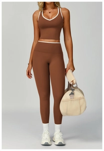Détail de la brassière de sport marron à bordure contrastée et legging taille haute