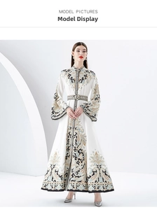 Détail de motif paisley vintage sur une robe longue blanche à manches longues et col montant