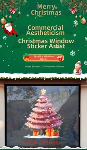 Dettaglio adesivo per vetrina con albero di Natale rosa, testo Merry Christmas e regali