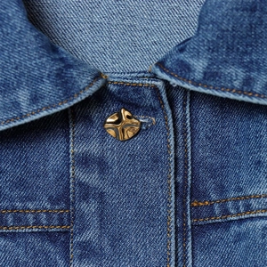 Chemise en jean ample pour femme avec col rabattu et bouton en métal doré en forme d'étoile