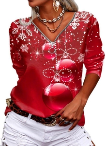 Detail eines roten Weihnachts-Langarmshirts mit Schneeflockenprint und V-Ausschnitt