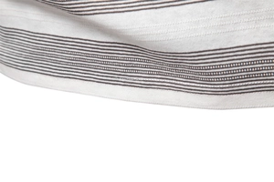 Vue macro détaillée du tissu en maille de coton avec motif à rayures fines et coutures