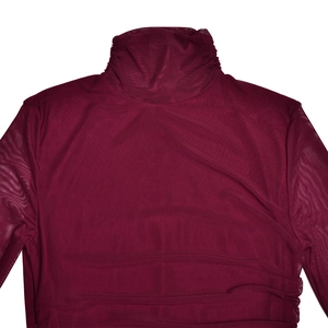 Détail de la robe en maille bordeaux montrant la texture transparente et le col montant
