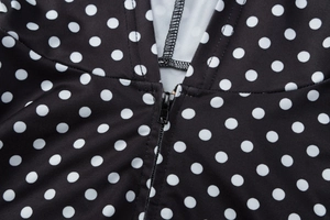 Detailaufnahme des Polka-Dot-Stoffs und des Reißverschlusses der Kapuzenjacke