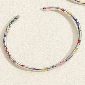 Vue détaillée du bracelet jonc argenté orné de motifs colorés en émail