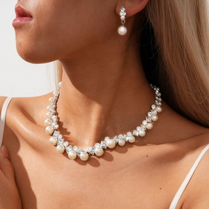 Gros plan sur un ensemble de bijoux élégants en perles et cristaux porté par un mannequin