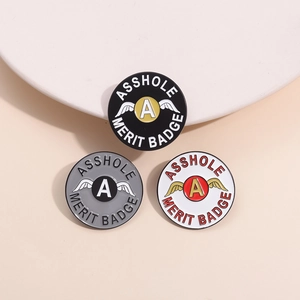 Drei runde Emaille-Pins mit A-Logo und ironischem Text in Schwarz, Grau und Weiß