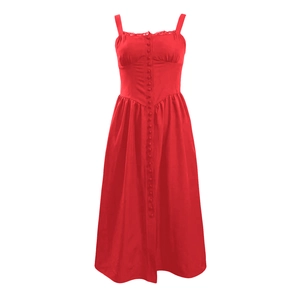 Détail de la robe rouge à bretelles montrant les boutons avant et la bordure en dentelle