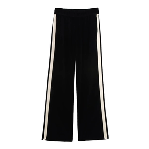 Détail du jogging en velours noir avec bandes blanches latérales et taille élastique