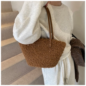 Détails de la texture du sac bandoulière en peluche marron porté par un mannequin