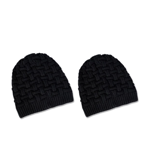 Set di due berretti neri in maglia grossa con trama a canestro e risvolto per l'inverno