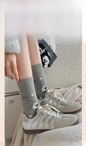Détail de chaussettes grises en coton avec motif mouton duveteux et lettrage mouton