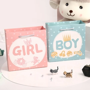 Detailansicht der rosa Girl und blauen Boy Geschenktüten mit süßen Tiermotiven