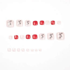 Unghie finte per piedi rosse e nude con glitter e scritte decorative eleganti