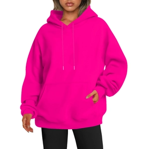 Détail d'un sweat à capuche magenta à manches tombantes avec poignets côtelés et poche