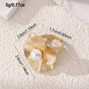 Detailed view of golden flower ring with pearl and dimension markings: 2.9cm x 2.8cm