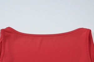 Detailansicht des roten U-Ausschnitts und der feinen Nähte des schmalen Tanktops
