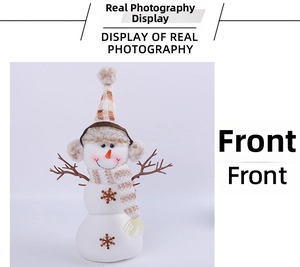Vue de face d'un bonhomme de neige en peluche avec chapeau à carreaux et bras en branche