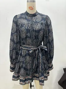 Détail d'une robe imprimé cachemire à manches longues avec boutons et ceinture