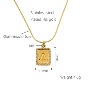 Détail du collier pendentif lettre A plaqué or 18k avec zircons incrustés brillants