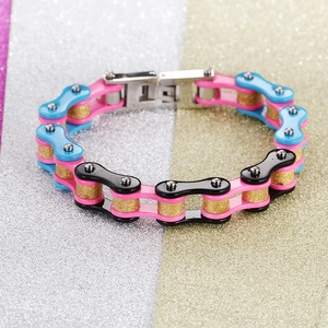 Vue détaillée du bracelet chaîne de moto multicolore avec des maillons en acier inoxydable