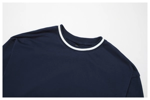 Détail de l'encolure du sweat-shirt bleu marine avec rayures blanches et étiquette S
