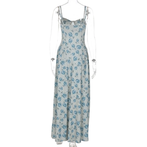 Détail de la robe longue à fleurs dos nu avec un joli nœud papillon à la taille