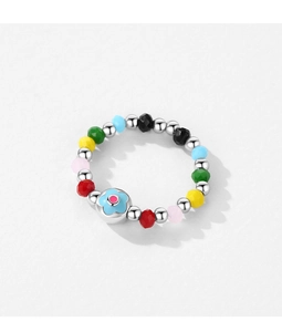 Dettaglio anello in argento S925 con perline colorate e ciondolo a forma di fiore blu