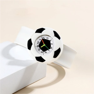Vue détaillée d'une montre à quartz pour enfant avec un design de ballon de foot