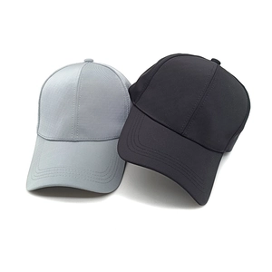 Classic structured quick-dry baseball caps in grey and black with reinforced stitching