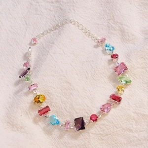 Detailansicht der bunten Zirkon-Edelsteine auf einem verstellbaren Silberarmband