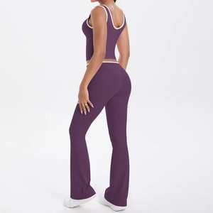 Détail de l'ensemble de yoga violet avec liseré blanc sur la brassière et le pantalon