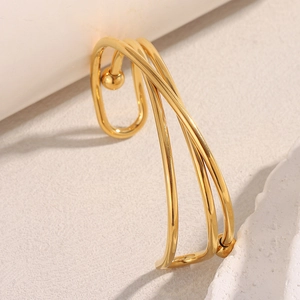 Vue détaillée du ear cuff en acier inoxydable plaqué or 18K avec lignes croisées