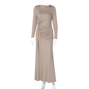 Détails de la taille froncée et de l'encolure sur une robe longue beige à manches longues
